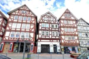 3 Wohnungen oder 5 Apartments: Wohnhaus möbliert, mit Gewerbefläche am Marktplatz in Homberg (Efze)  – Die vollständige Adresse der Immobilie erhältst du vom Anbieter., 34576 Homberg (Efze) – Vorschaubild 1