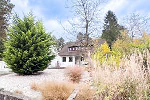 Freistehendes Einfamilienhaus mit großem Grundstück und Sanierungspotenzial in Solingen-Wiescheid