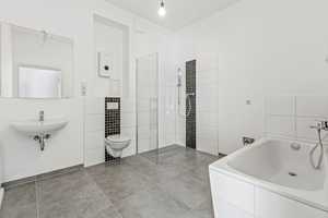 Charmantes Dachgeschoss – 2 Zimmer mit Fußbodenheizung, Bad mit Wanne & Dusche ☎️0172-3261193 – Berlin – Vorschaubild 2