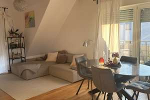 Moderne 2,5-Zimmer-Galeriewohnung mit Balkon und Stellplatz