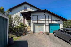 Mehrfamilienhaus mit 3 Einheiten und großem Garten in begehrter, familienfreundlicher Lage – Die vollständige Adresse der Immobilie erhältst du vom Anbieter., 83026 Pang, Rosenheim – Vorschaubild 1