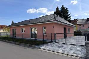 Familienglück pur: Moderner Bungalow mit Garten, Sonnenterrasse und Wärmepumpe (Energieklasse A) – Bachstraße 6b, 6766 Bitterfeld-Wolfen – Vorschaubild 5