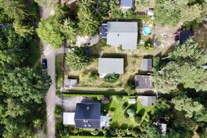 Waldnah wohnen, individuell gestalten – Grundstück mit Bestandsbungalow