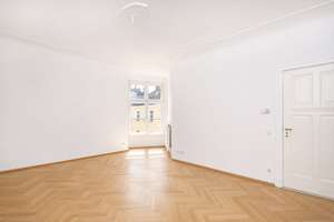 bezugsfreie Wohnung mit liebevoll erhaltenen Altbauelementen in zentraler Lage