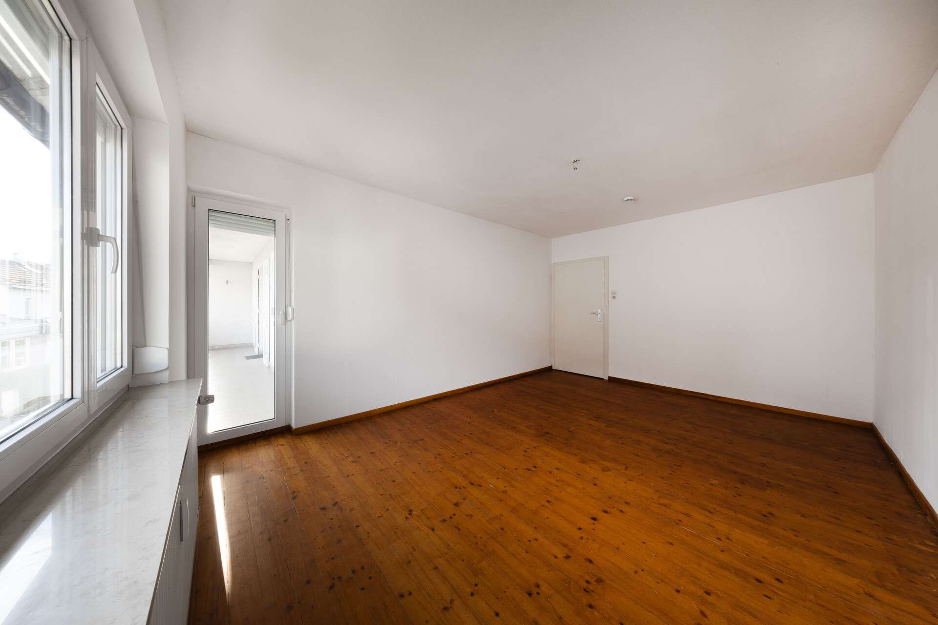 Immobilie in Aulendorf - Sofort bezugsfrei!
Großzügiges Zweifamilienhaus mit Potenzial in attraktiver Lage von Aulendorf - Bild 2