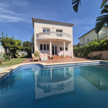 CHALET MIT POOL IN WOHNGEBIET
