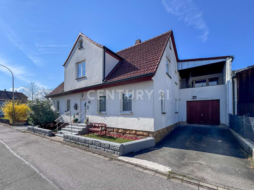 Immobilie in Michelau in Oberfranken - Wohnen, vermieten oder beides – vielseitiges Haus mit 3 Wohnungen, Garten und Garage - Bild 3