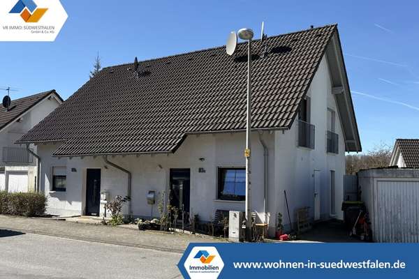 VR Immo: Vermietetes ZFH mit zwei Garagen in beliebter Wohnlage