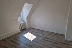 Wunderschöne, lichtdurchflutete 2-Zimmer-Dachgeschosswohnung – Gartsträucherstraße 84, 47137 Duisburg – Vorschaubild 1