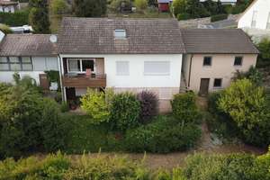 Aussichtsreiches Raumwunder: Einfamilienhaus mit Einliegerwohnung und Traumblick in Neustadt – Die vollständige Adresse der Immobilie erhältst du vom Anbieter., 91413 Neustadt an der Aisch – Vorschaubild 4