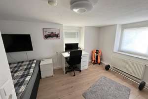 Ihr neues Eigenheim mit viel Potenzial
Einfamilienhaus mit Garage in Schwenningen/Heuberg – Die vollständige Adresse der Immobilie erhältst du vom Anbieter., 72477 Schwenningen – Vorschaubild 3