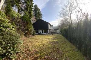 Ein Zuhause voller Natur – Familienhaus mit eigenem Wald als Abenteuerspielplatz für Kinder