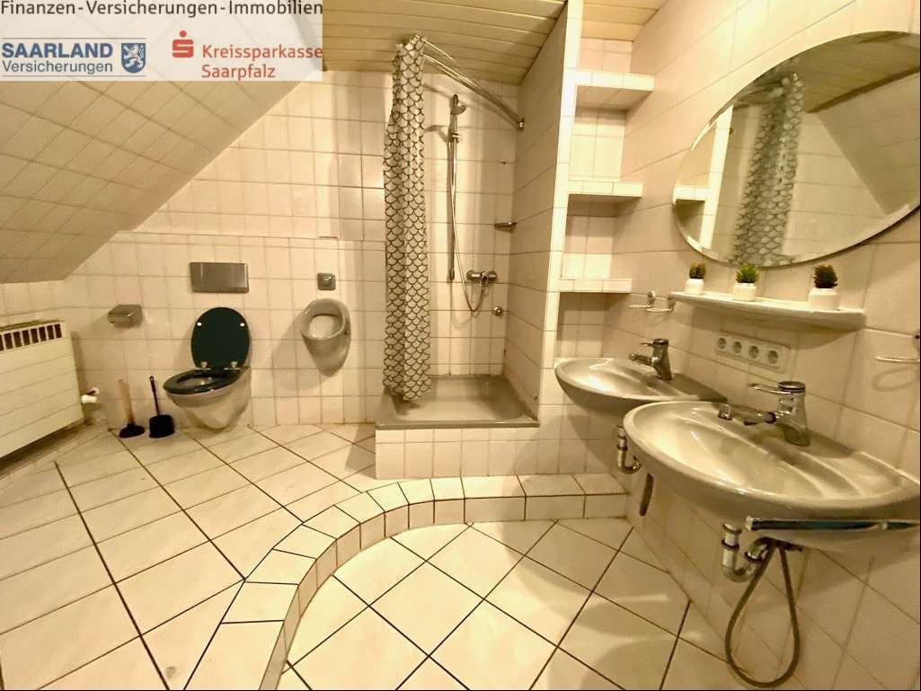 Immobilie in Gersheim - Großes Einfamilienhaus mit zwei Garagen  - Bild 3