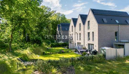 Bild von + Grün. Ruhig. Zuhause. – Reihenmittelhaus in Hamburgs Norden +