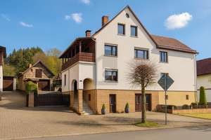 GROßZÜGIGES RAUMANGEBOT MIT BALKON UND KAMIN – Die vollständige Adresse der Immobilie erhältst du vom Anbieter., 98596 Trusetal – Vorschaubild 1