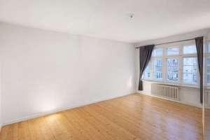 Gepflegte 3-Zimmer-Wohnung mit 74 m², Dielenboden und Einbauküche in beliebter Berliner Lage – Die vollständige Adresse der Immobilie erhältst du vom Anbieter., 10589 Charlottenburg, Berlin – Vorschaubild 2