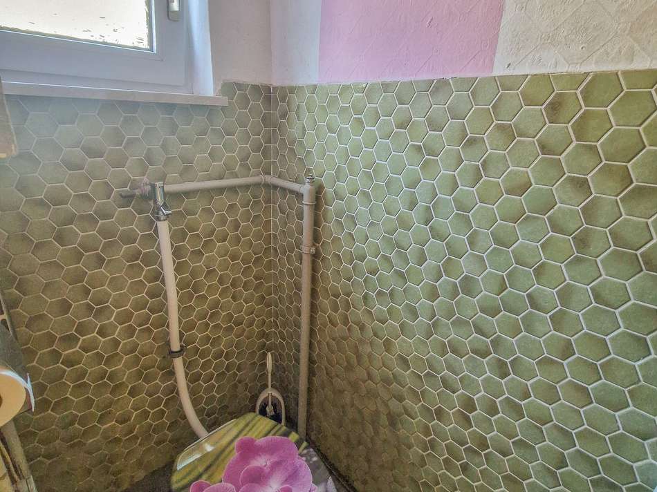 separates WC