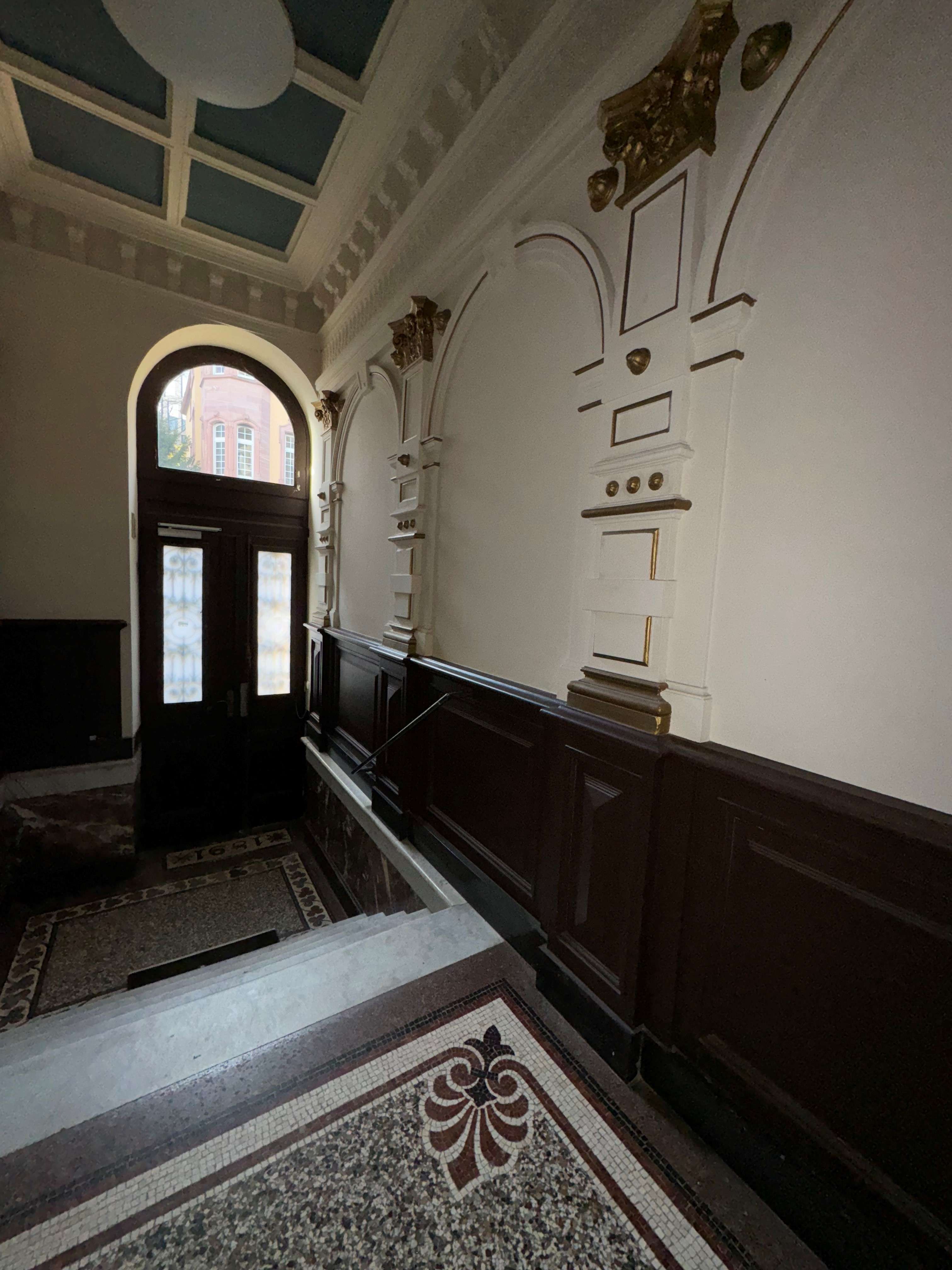 Exklusive Dachgeschosswohnung mit Skyline-Ausblick im begehrten Frankfurter Westend, Frankfurt am Main – Bild 2