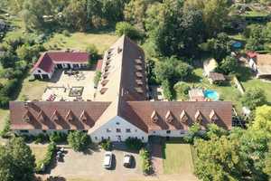 Herrschaftliches Landgut mit 37 Zimmern (1700 m² Wfl.) und ca. 5000 m² TOP-KP für Schnellentschlosse – Hertefelder Dorfstraße 46, 14641 Havelland (Kreis) – Vorschaubild 1