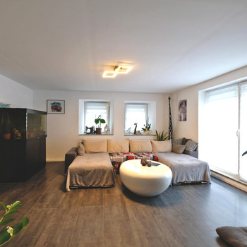 Moderne 4-Zi.-Whg. mit eigenem Garten und Stellplatz