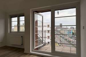 Bezugsfreie, großzügige 1-Zimmer-Altbauwohnung im Dachgeschoss mit schönem Balkon und Wohnküche! – Kurfürstenstraße 57, 12105 Mariendorf, Berlin – Vorschaubild 3