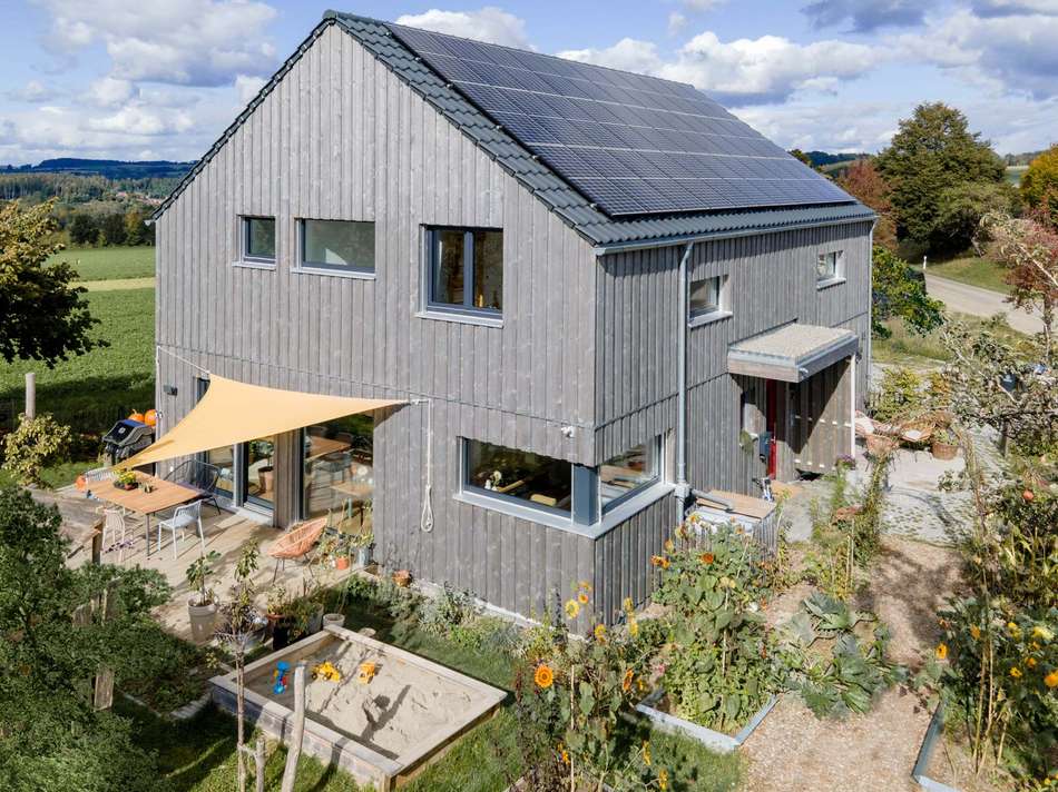 Einfamilienhaus-mit-Holzfassad