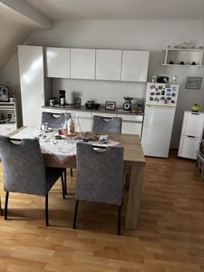 Lebendiges Wohnen in Lemberg: 3-Zimmer-Dachgeschosswohnung