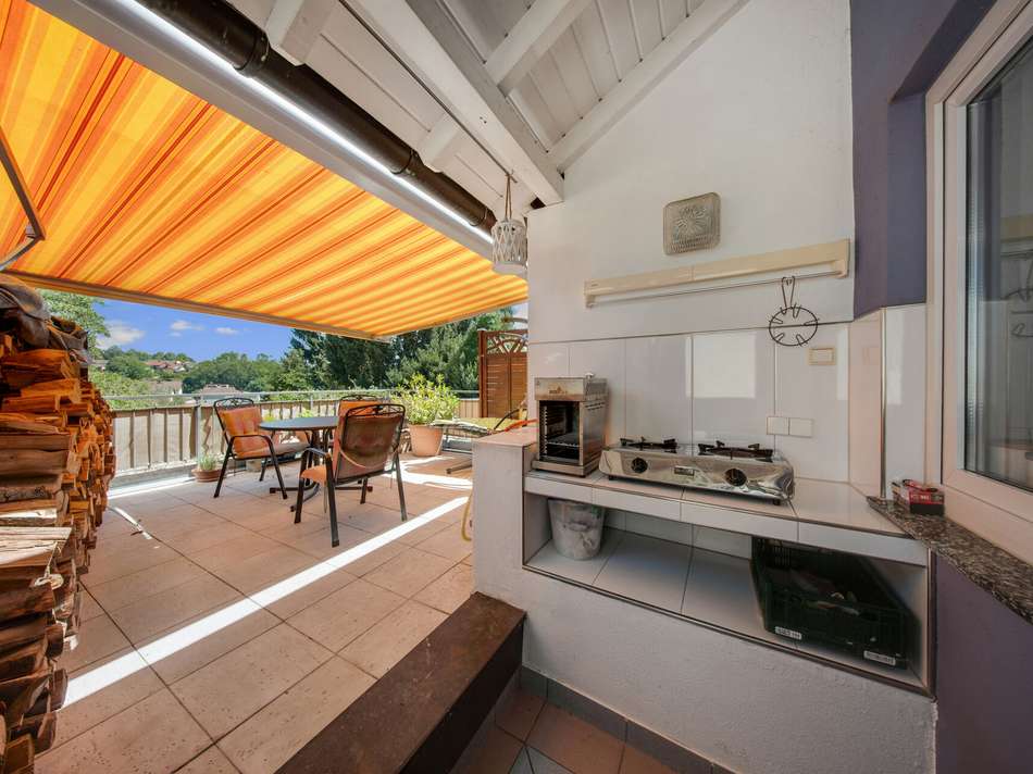 Terrasse mit offener Küche