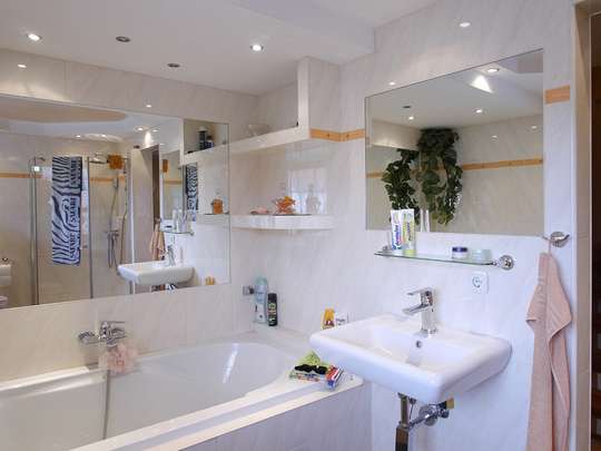 Attraktive Doppelhaushälfte mit Kamin, Pool und Sauna auf kleinem Grundstück - Bild 10
