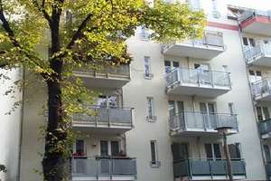 Attraktive Kapitalanlage: Vermietete 2,5-Zimmer-Wohnung mit Balkon & TG-Stellplatz in Berlin – Charlottenburger Str. 71, 13086 Weißensee, Berlin – Vorschaubild 2