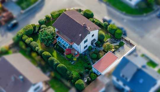 Bild von Freistehends Einfamilienhaus mit Wintergarten, Garage und großem Garten in Trebur