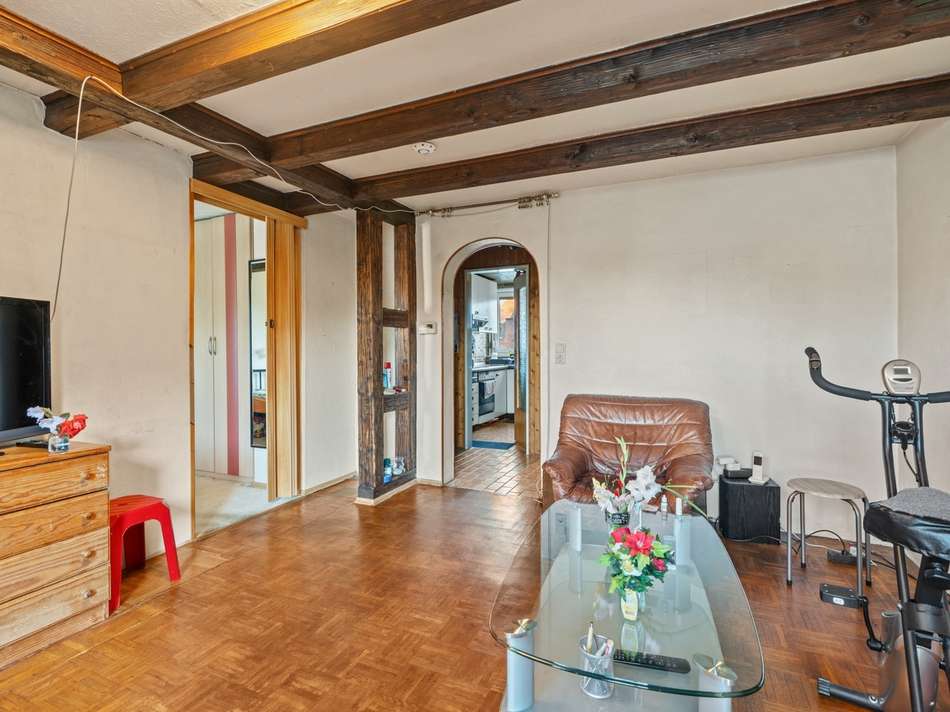 Wohnzimmer mit Zugang zu Schla