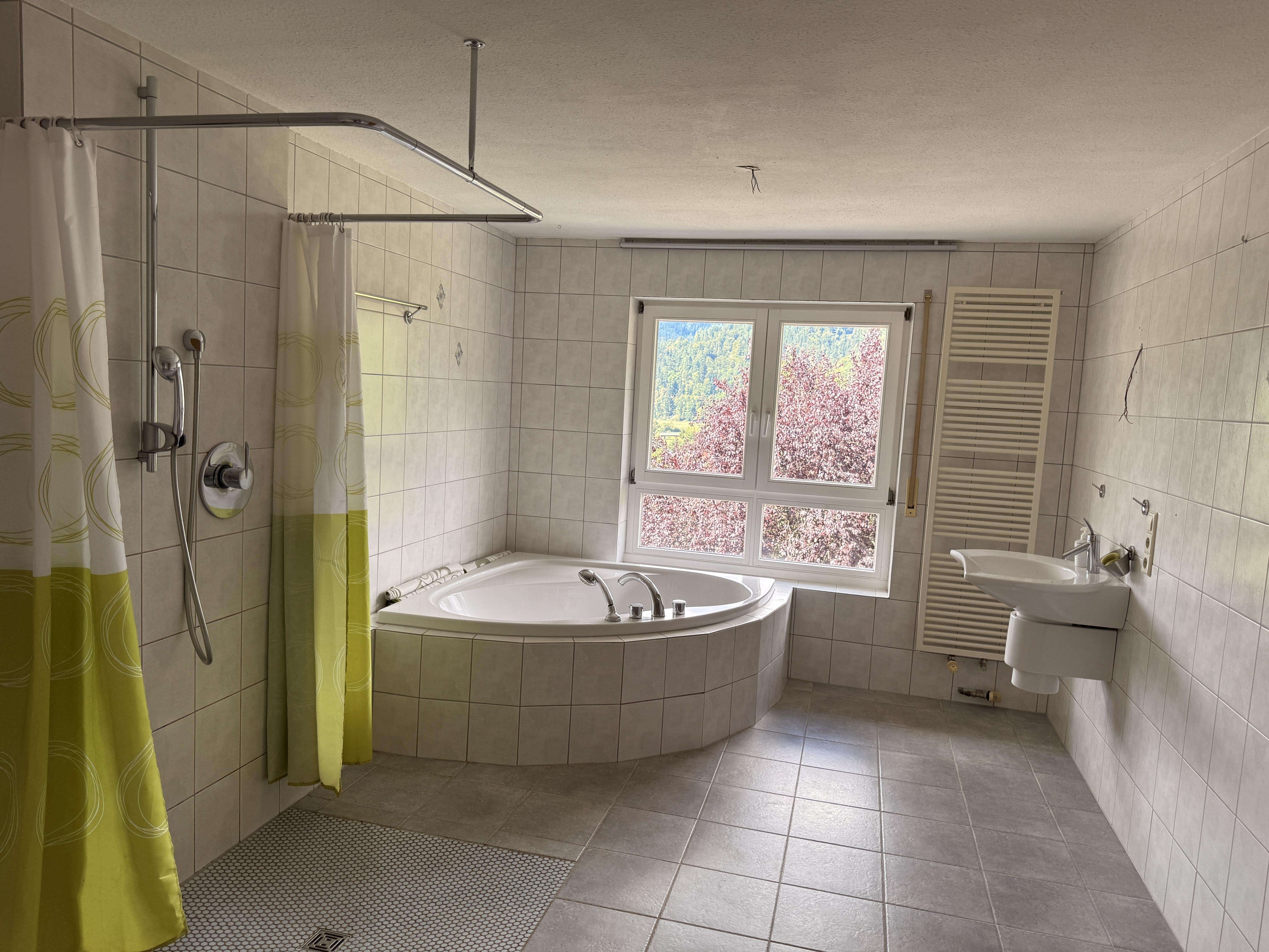 Immobilie in Hausach - Ein Zuhause zum Wohlfühlen – helles Reihenhaus mit Kachelofen, Balkon und lichtdurchflutetem Studio  - Bild 2