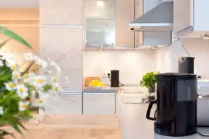 Möblierte Dachgeschosswohnung mit Dachterrasse und exzellenter Anbindung – Berlin – Vorschaubild 2