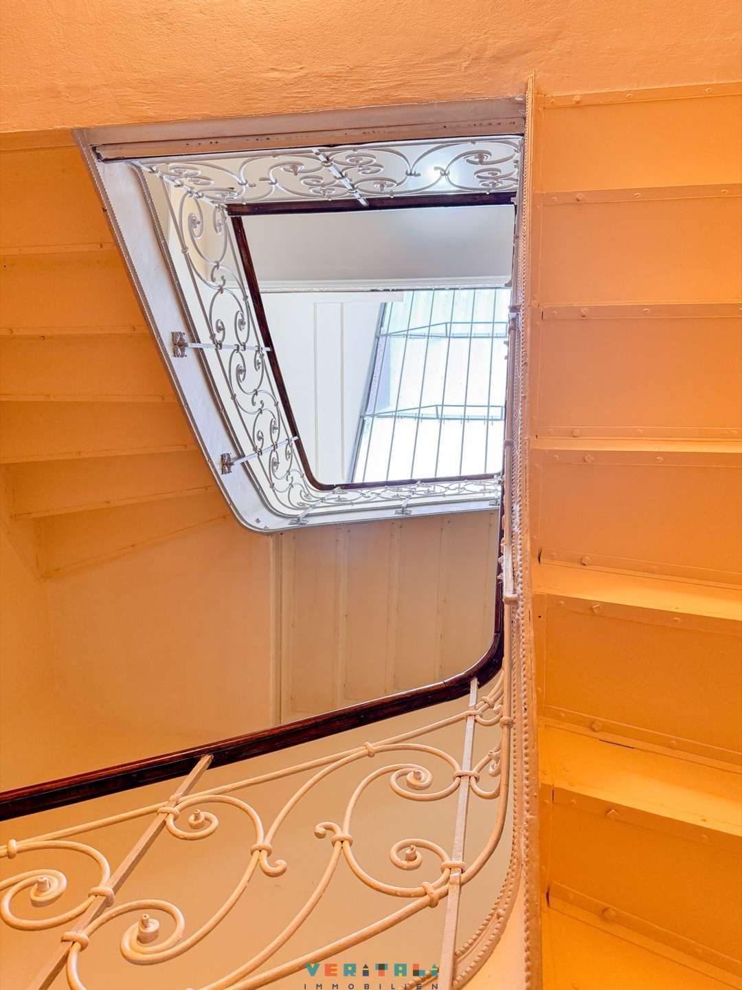 Gründerzeit-Altbau in Wiesbaden: 3 Zimmer, 2 Balkone, viel Potenzial, Wiesbaden – Bild 4