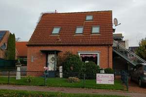 Einfamilienhaus mit zwei separaten Wohnungen in zentraler Lage im Greetsiel. – Die vollständige Adresse der Immobilie erhältst du vom Anbieter., 26736 Krummhörn – Vorschaubild 1