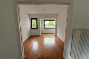 Charmantes Einfamilienhaus mit umlaufendem Garten in Hamburg-Poppenbüttel – 22399 Hummelsbüttel, Hamburg – Vorschaubild 3