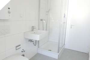** Modernisierte 2-Zi-DG-Wohnung in Frohnhausen** – Overrathstr. 12, 45144 Frohnhausen, Essen – Vorschaubild 3