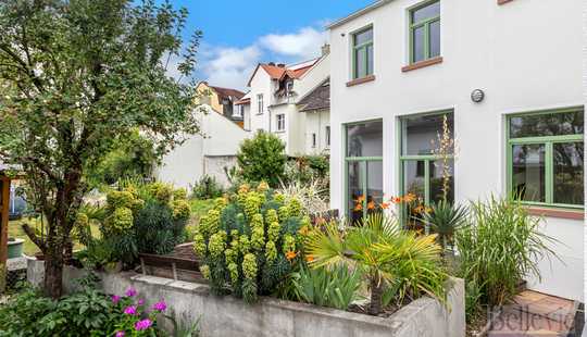 Bild von Ausgefallenes Loft-Haus mit 4,50 Meter hohen Decken, Gusseisensäulen, Garten und Sauna