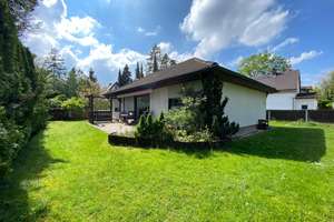 BUNGALOW MIT GROSSEM GARTEN UND GARAGE – RENOVIERUNGSBEDÜRFTIG MIT VIEL POTENZIAL