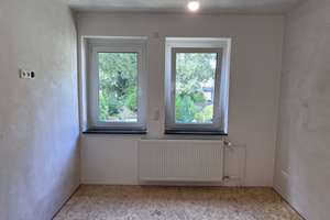 Modernisierte 2-Zimmer-Wohnung mit zusätzlichem Mansardenzimmer in ruhigem Zweifamilienhaus 
