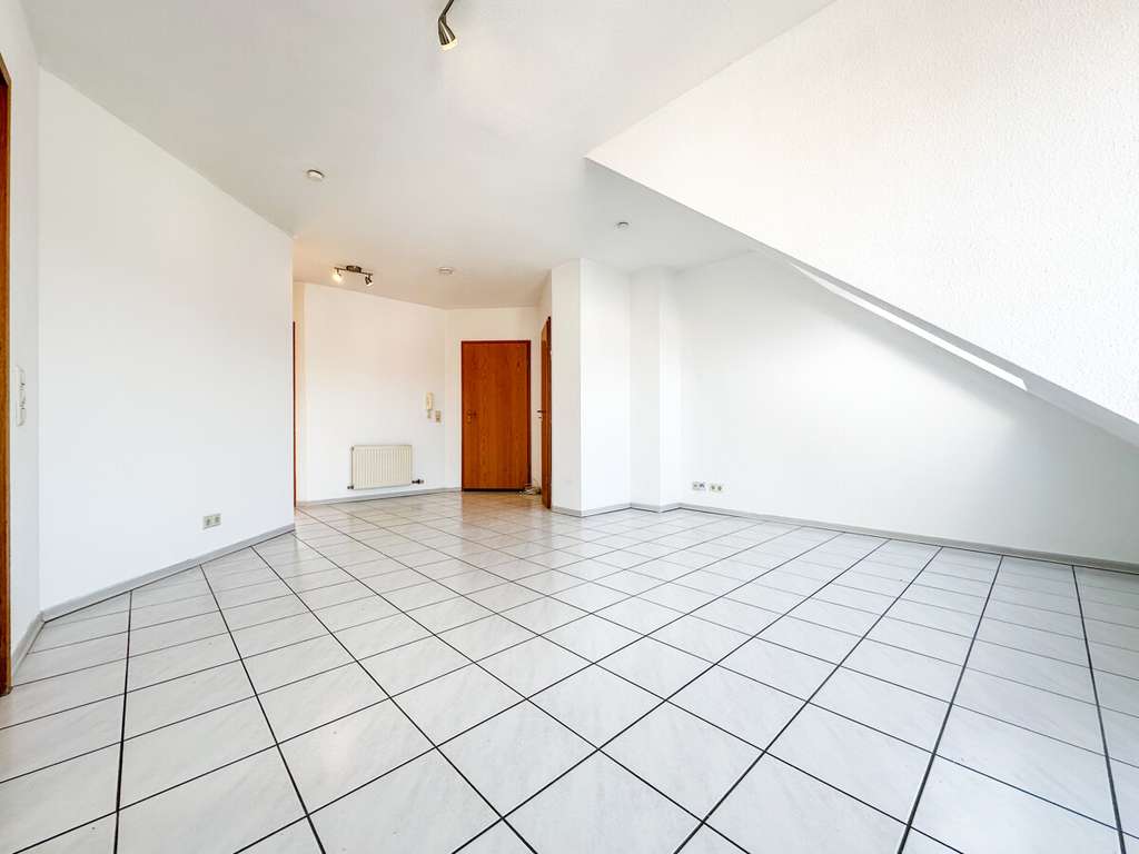 Immobilie in Forst - 2-Zimmer-Dachgeschosswohnung mit 2 Balkonen, Einbauküche, Keller und Stellplatz - Bild 3