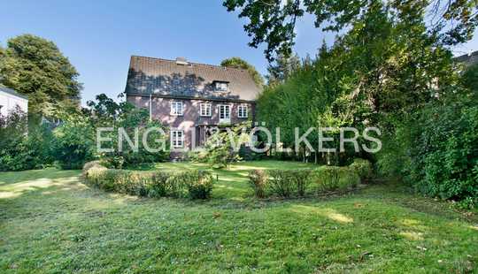 Bild von Freistehende Stadtvilla mit Gästehaus im Grünen.
