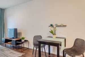 Stilvoll möbliertes, geräumiges 1-Zimmer-Apartment mit EBK und Balkon in Schwabing, München – Leopoldstr. 204, 80804 München – Vorschaubild 4