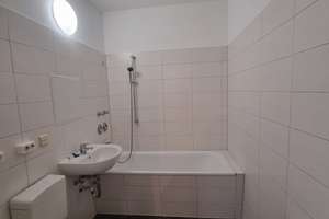 Schöne Wohnung: weitläufige 4-Zimmer-Wohnung mit Balkon! – Herzberger Str. 28, 1239 Prohlis-Nord, Dresden – Vorschaubild 3