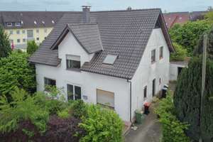 Sanierungsbedürftiges Zweifamilienhaus auf großem Grundstück in Löhne-Menninghüffen