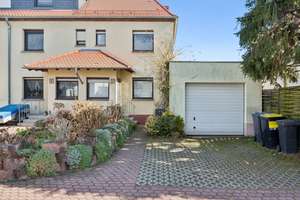 Reihenendhaus mit Doppelgarage, Wintergarten und Keller