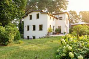 Architektonische Klasse in privilegierter Lage zwischen Wald und See
