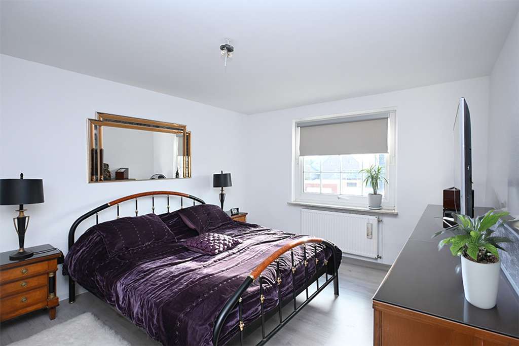 Immobilie in Suthfeld - Hannover - Suthfeld: Großzügiges Haus mit Wintergarten und unverbautem Blick! - Bild 2