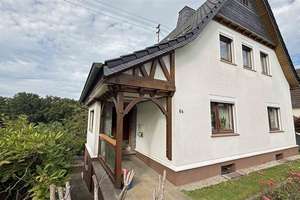 Beliebte Ortsrandlage in Wissen: älteres EFH mit Dachterrasse, Garten und zwei Garagen – Holschbacher Straße 64, 57537 Wissen – Vorschaubild 1